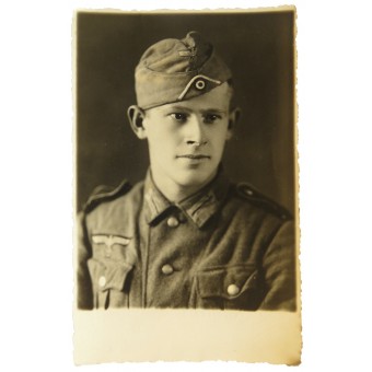 Porträtt av en tysk soldat i fältuniform. Espenlaub militaria
